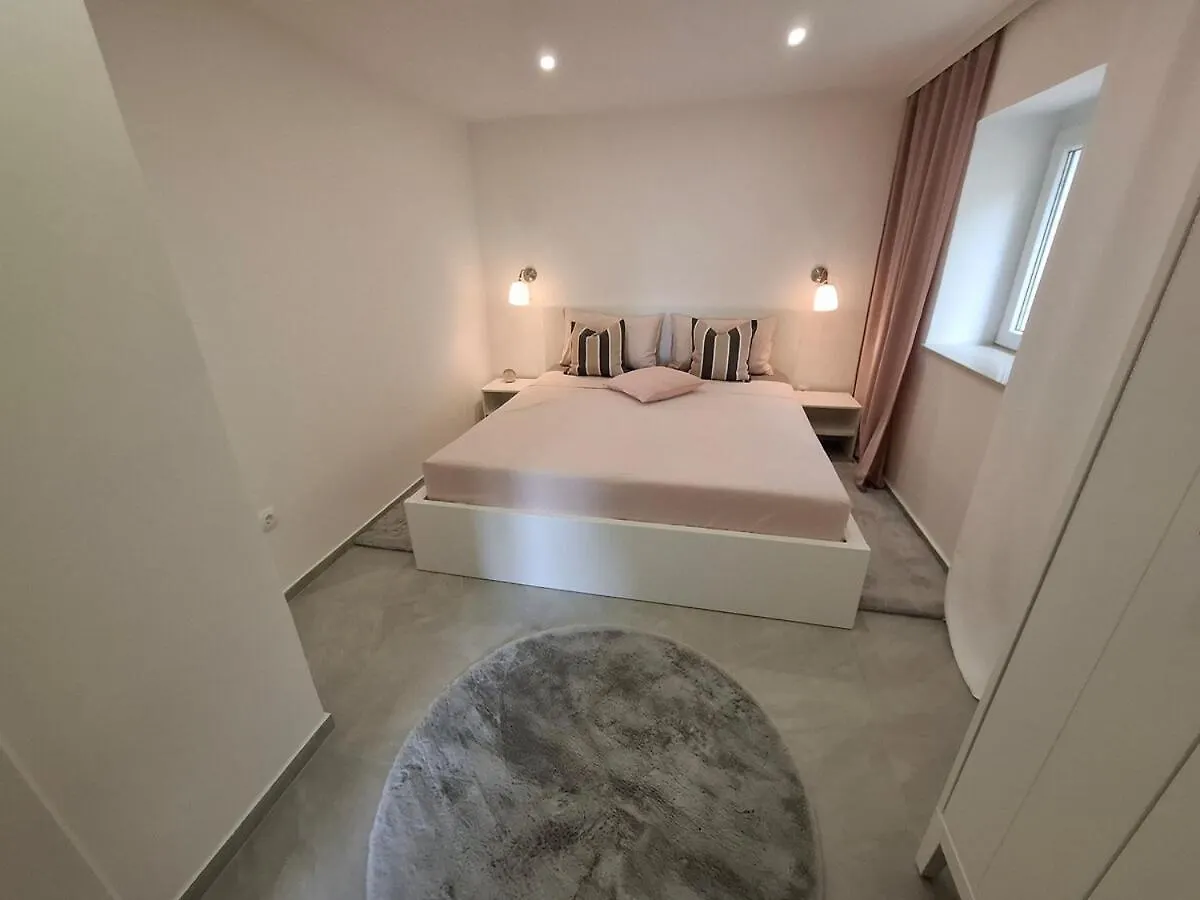 Tina'S Sunset Haven Apartment Ustrine