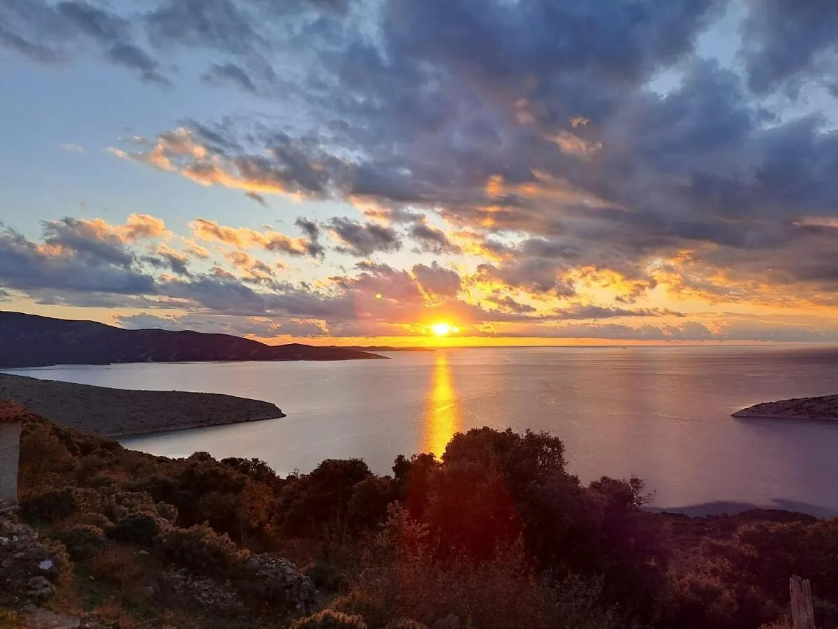 Tina'S Sunset Haven Apartment Ustrine