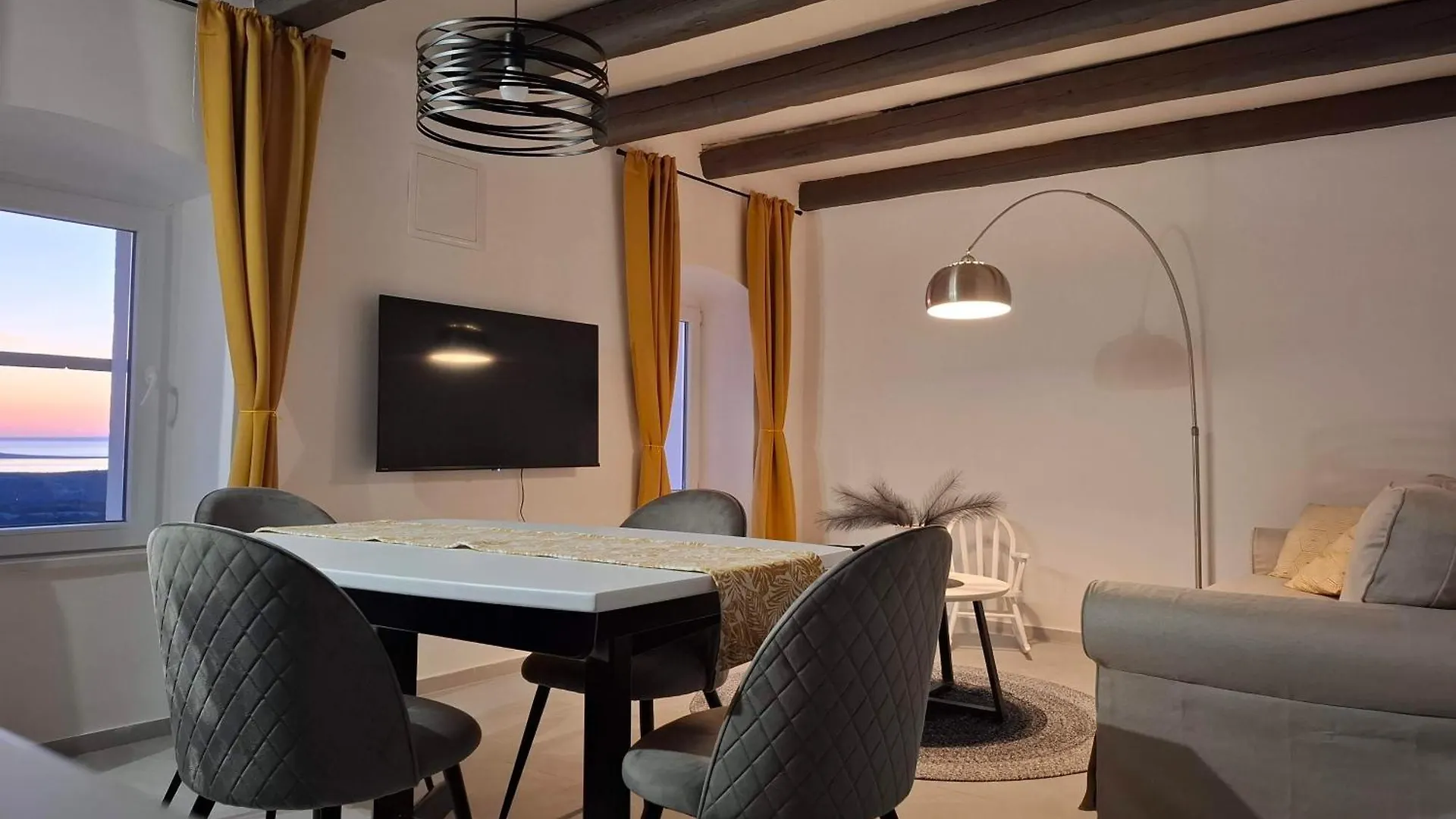 Tina'S Sunset Haven Apartment Ustrine